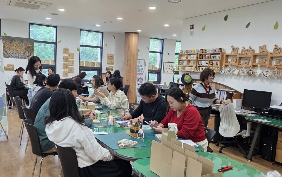 ▲ 충북 괴산군보건소는 지난 22일 오후 성불산 자연휴양림에서 지역 내 임산부와 배우자 등을 20여 명을 대상으로 '숲 태교교실'을 운영했다.