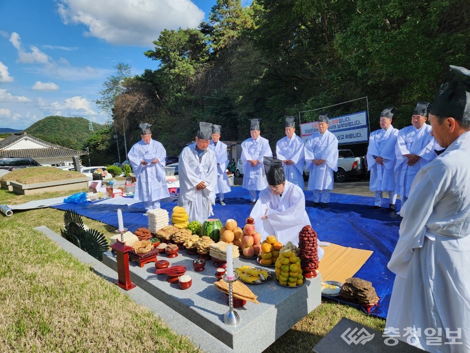 ▲ 계룡시 두마면 공설봉안당 ‘정명각’에서 열린 무연고 영령 추모 제례에서 이응우 계룡시장이 전통 의식 절차에 따라 예를 올리고 있다