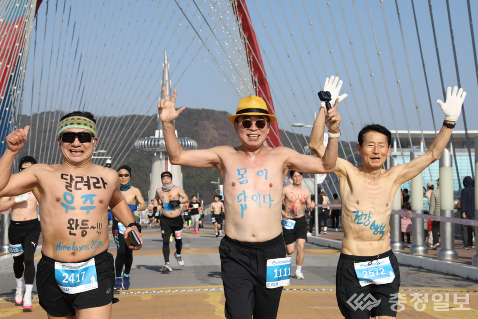 ▲ ‘2025 선양 맨몸마라톤’에 참가한 ㈜선양소주 조웅래 회장(가운데)이 참가자들과 함께 힘차게 달리며 새해의 열정과 건강한 에너지를 전하고 있다