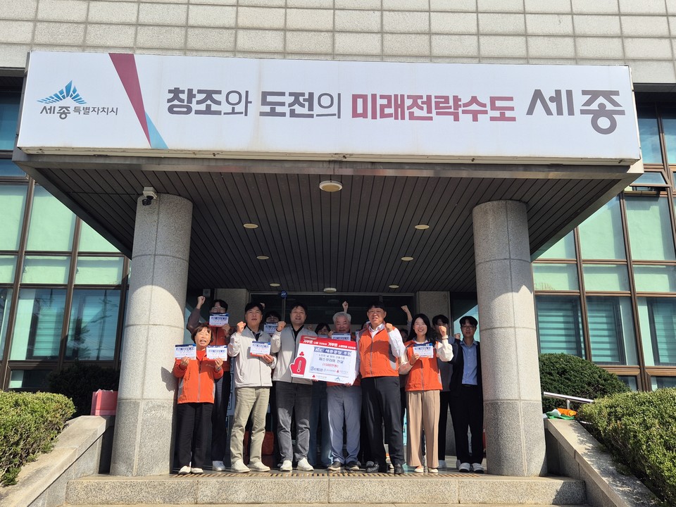 ▲ 세종시 소정면에 위치한 케이씨씨세종공장이 23일 ‘29회 노인의 날’을 기념해 지역 내 어르신들을 위한 파스 등 건강용품을 소정면 지역사회보장협의체에 전달하고 있다.