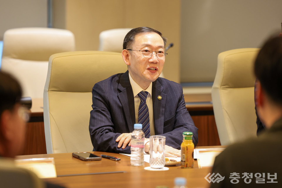 ▲ 이명구 관세청장이 업계 관계자의 의견을 청취하고 있다