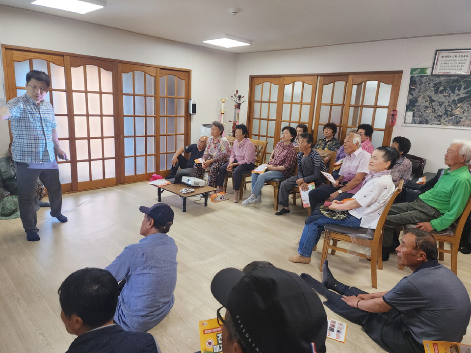 ▲ 농약 중독예방 교육에 참여한 영전1리 마을 주민들 모습.