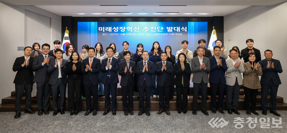 ▲ 24일 서울본부세관에서 열린 미래성장혁신 추진단 발대식. 앞줄 가운데 이명구 관세청장