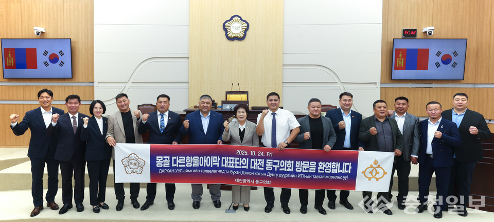 ▲ 동구의회 오관영 의장(가운데)과 몽골 다르항울아이막 지사를 비롯한 두 지역 대표단. 이날 간담회에서는 지방의회 간 교류 확대와 문화·교육·스포츠 등 다양한 분야의 협력 방안이 논의됐다