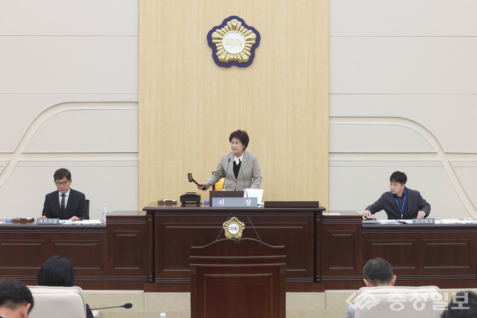 ▲ 오관영 동구의회 의장이 24일 3차 본회의를 주재하며 289회 임시회 일정을 마무리하고 있다. 이번 회기에서는 조례안 20건이 처리됐으며, 구정질문과 현장 점검을 통해 지역 현안을 집중 논의했다