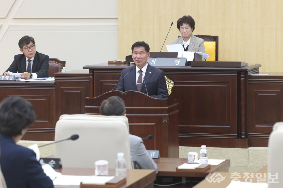 ▲ 강정규 동구의회 부의장이 289회 임시회 3차 본회의에서 5분 자유발언을 통해 전통시장 활성화를 위한 정책 전환의 필요성과 시장별 맞춤형 전략을 제시하고 있다