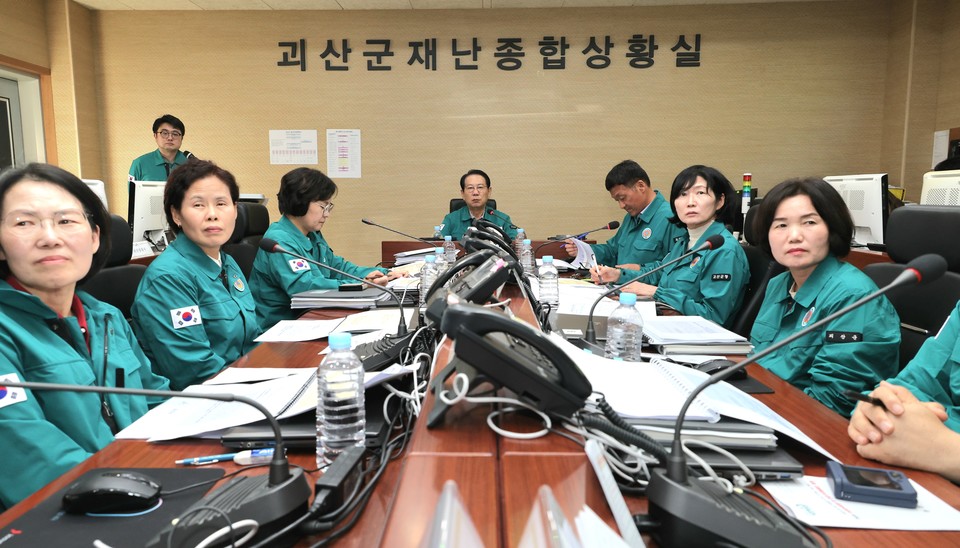 ▲ 충북 괴산군은 지난 24일 동진천 일원에서 풍수해 대응 역량 강화를 위한 '2025 재난대응 안전한국훈련'을 실시했다.