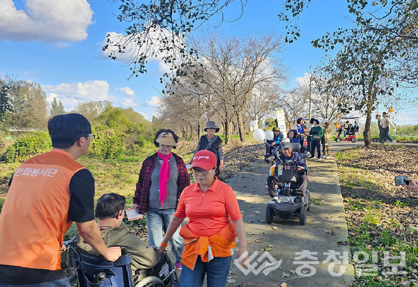 ▲ 충북 진천군 장애인과 가족들이 지난 24일 역사테마공원 야외공연장 일원을 걷고 있다.