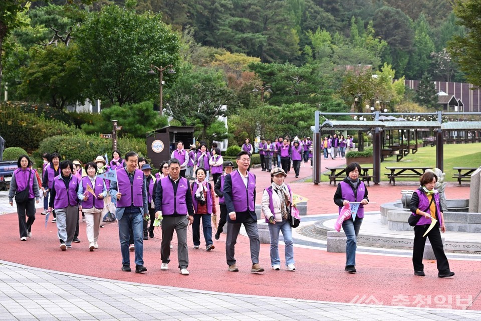▲ 대전 중구 지역사회보장협의체 위원들이 뿌리공원 일원을 함께 걷고 있다. 앞줄 좌측에서 세 번째가 김제선 중구청장.