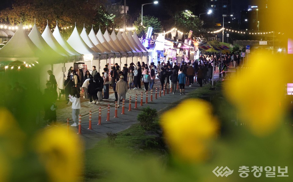 ▲ 동구 소제동 동광장로 일원에서 열린 ‘2025 대전 동구동락 축제’ 야간 행사 현장. 시민들이 세계음식거리와 푸드트럭 거리를 거닐며 도심 속 축제를 즐기고 있다