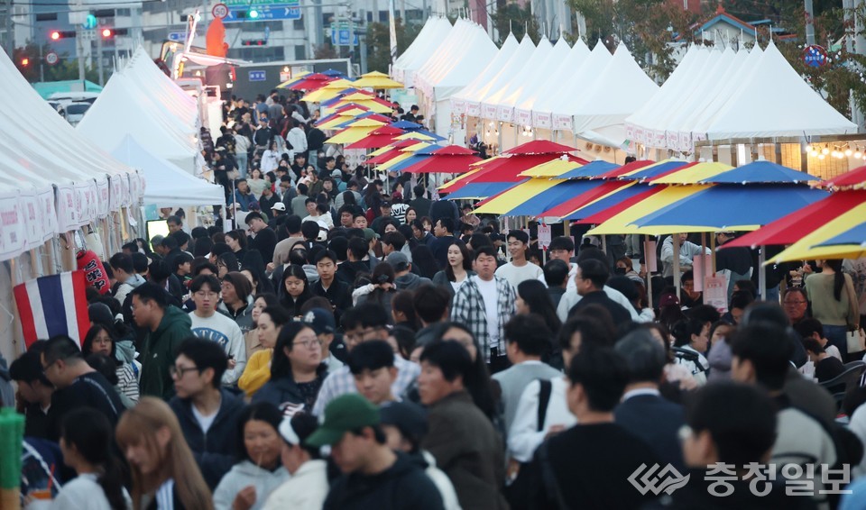 ▲ 세계음식거리 부스를 가득 메운 시민들이 다양한 나라의 음식을 즐기며 활기찬 축제 분위기를 만끽하고 있다.