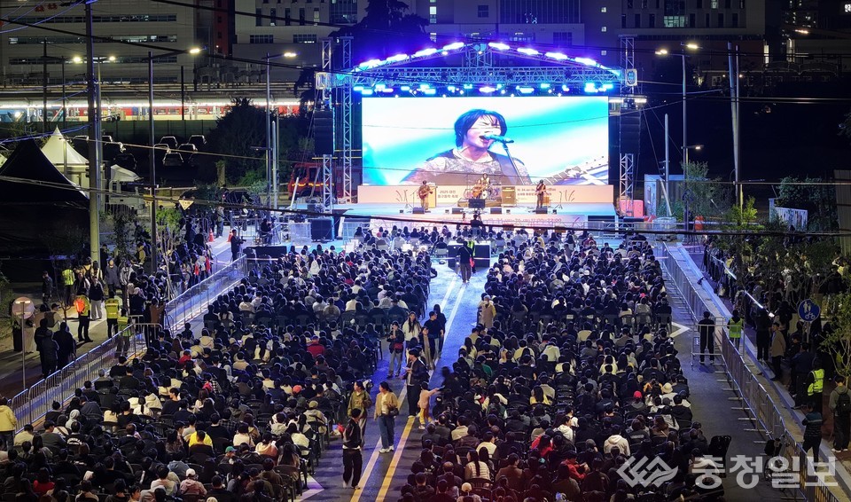 ▲ 메인 콘서트 현장. 대형 무대 앞을 가득 메운 관람객들이 음악 공연을 즐기며 열띤 호응을 보내고 있다