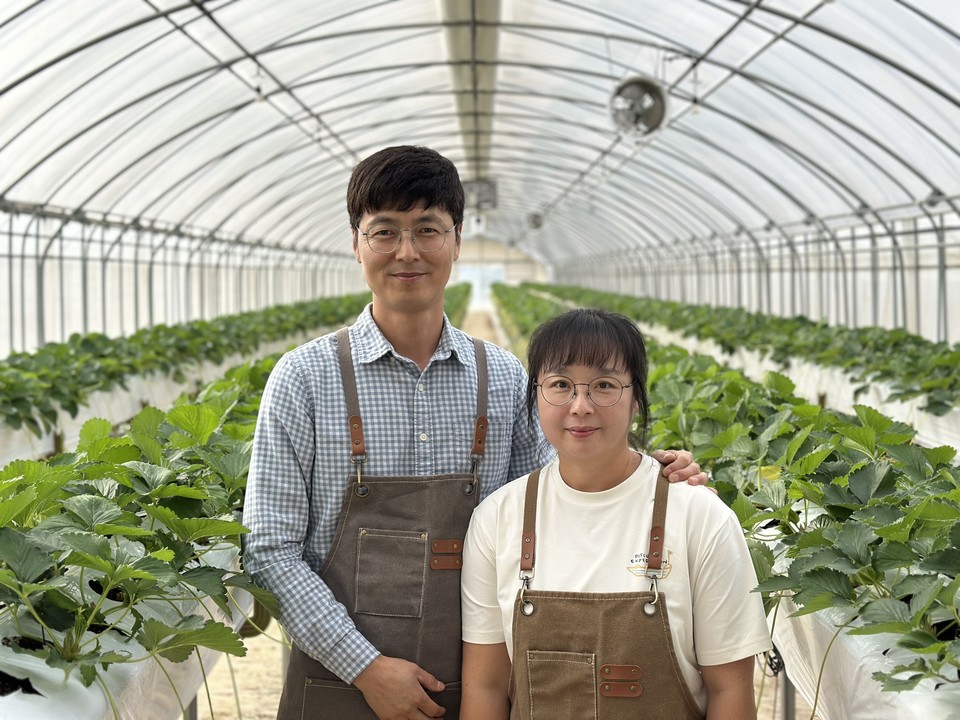 ▲ 충북 제천시에서 딸기와 듸냐를 재배하는 유명한·이서은씨.