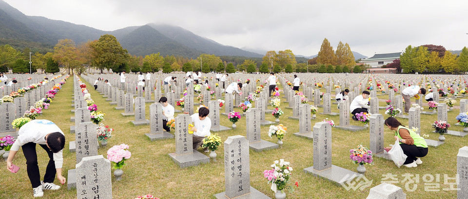 ▲ 국립대전현충원에서 열린 ‘지구런 현충원 환경봉사 & 보훈 챌린지’ 참가자들이 묘역을 정화하며 순국선열과 호국영령의 희생을 기리고 있다