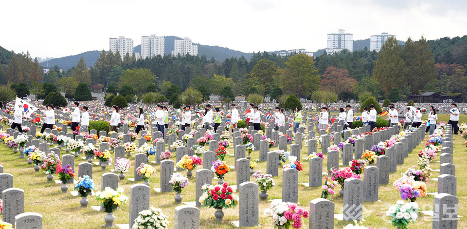 ▲ 국립대전현충원에서 열린 ‘지구런 현충원 환경봉사 & 보훈 챌린지’ 참가자들이 태극기를 들고 참배길과 묘역 주변을 달리며 순국선열과 호국영령의 희생을 기리고 있다