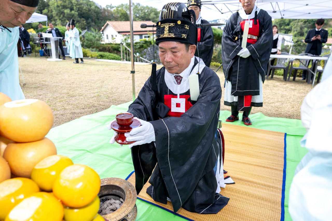 ▲ 김창규 제천시장이 창의 130주년 제천의병제를 맞아 ‘제39회 순국의병 위령묘제’를 봉행하고 있다. 사진=제천시제공