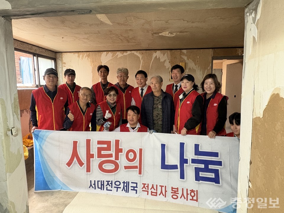 ▲ 서대전우체국 적십자봉사회 회원들이 지난 25일 대전 중구 석교동의 한 홀몸노인 가구를 방문해 주거환경 개선 봉사활동을 펼쳤다. 이날 봉사회는 LED 형광등과 장판, 단열벽지, 싱크대를 새로 설치해 어르신의 쾌적한 생활환경을 조성했다. 사진=서대전우체국 적십자봉사회 제공