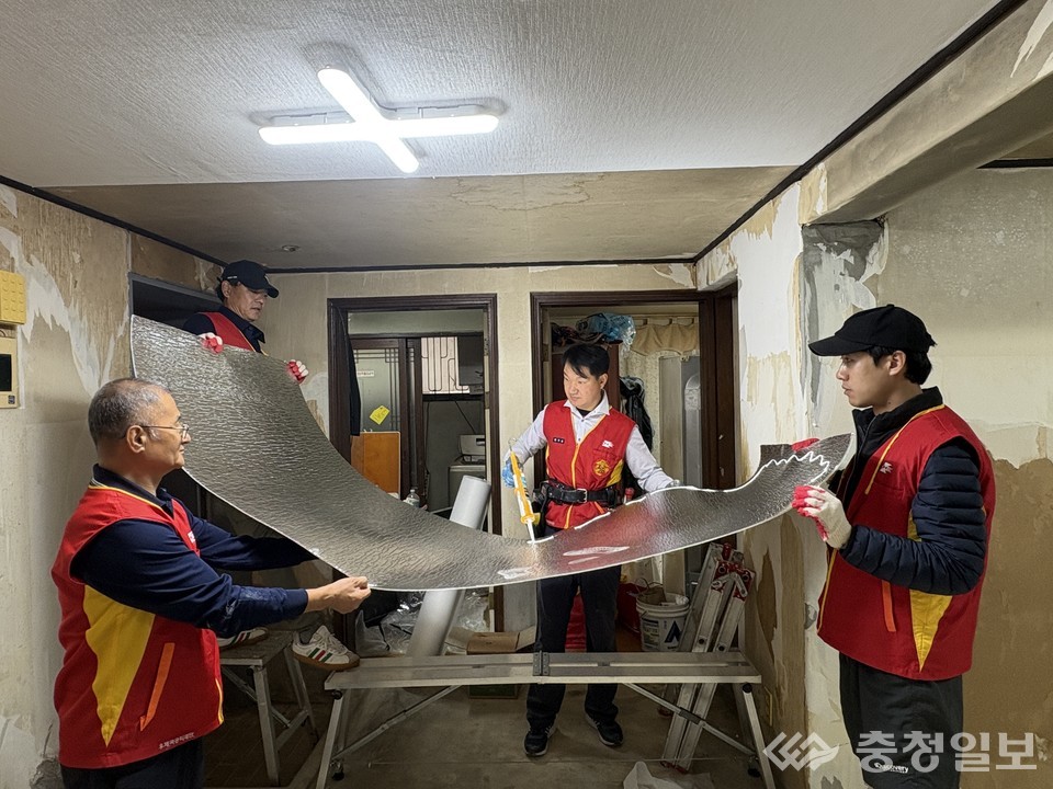 ▲ 단열벽지 시공 장면