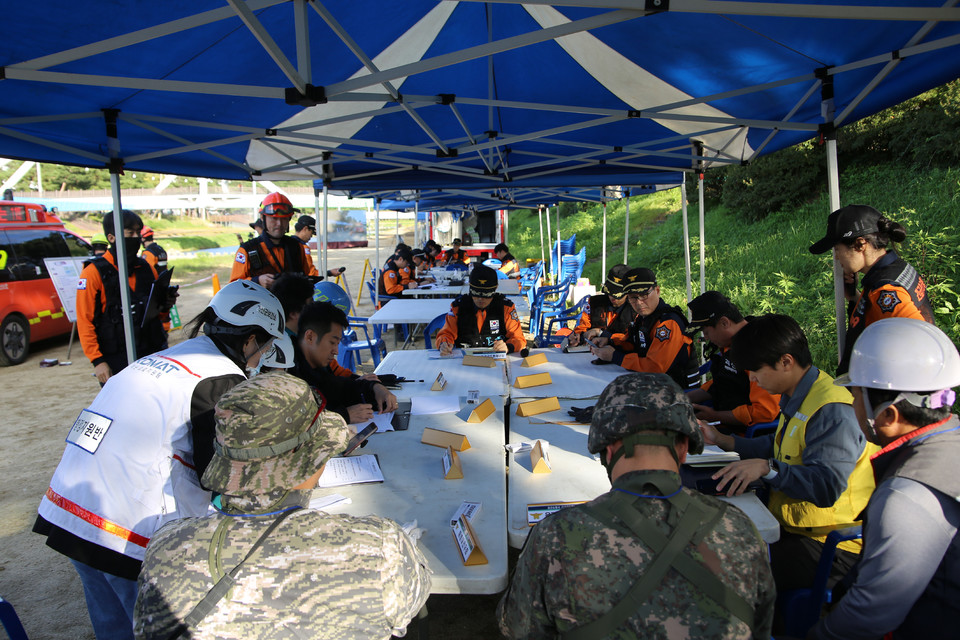 ▲ 충북 괴산소방서는 지난 24일 괴산 동진천 일원에서 '2025년 긴급구조종합훈련'을 실시했다.