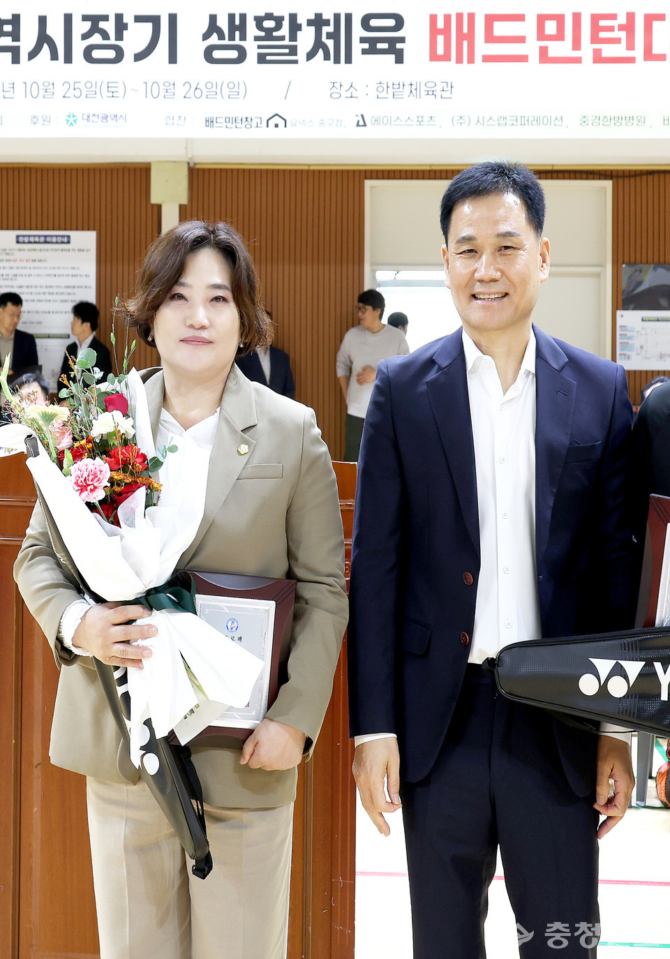 ▲ 이명숙 유성구의회 의원(왼쪽)이 30회 대전시장기 생활체육 배드민턴대회에서 공로패를 받고 있다