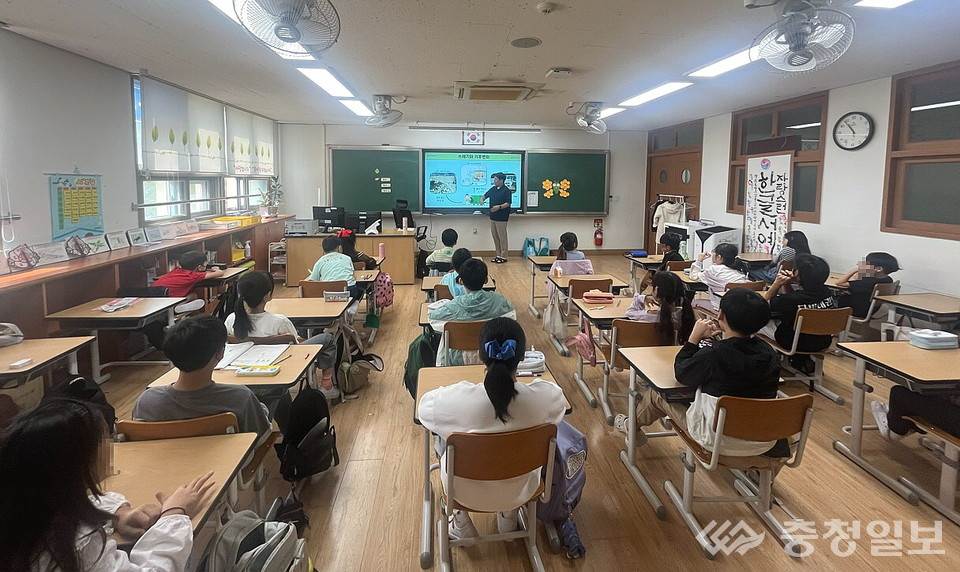 ▲ 대전도시공사가 운영하는 ‘찾아가는 환경교육’ 프로그램에서 강사가 초등학생들에게 자원순환과 폐기물 감량의 중요성을 설명하고 있다