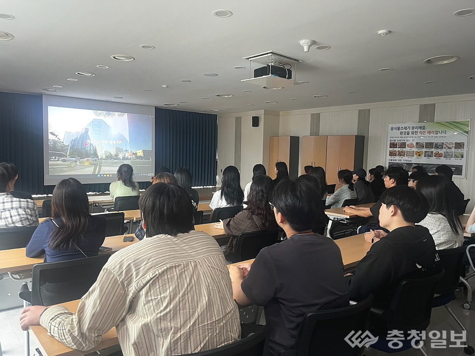 ▲ 대전도시공사가 운영하는 ‘환경학교 견학프로그램’에서 참가자들이 폐기물 처리 과정과 자원순환의 중요성을 주제로 한 교육 영상을 시청하고 있다