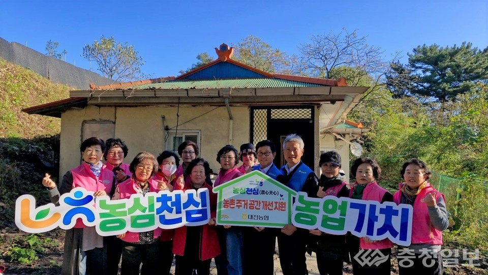 ▲ 농협대전본부와 북대전농협, (사)고향주부모임 대전시지회가 유성구 금탄동의 취약농가를 찾아 벽지와 장판 교체, 청소 및 정리 봉사활동을 진행하며 농촌 주거환경 개선에 나섰다. 우측 네 번째부터 심청용 조합장. 김영훈 대전본부장