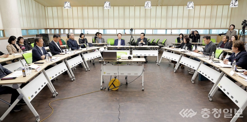 ▲ 27일 유성문화원에서 열린 ‘대전경제의 활력을 위한 新야간경제 활성화 전략’ 정책토론회에서 조원휘 대전시의회 의장(중앙 우측)과 혁신자문위원들이 유성온천지구를 중심으로 한 대전형 新야간경제 모델을 논의하고 있다