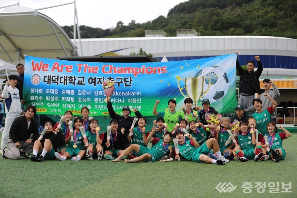 ▲ 106회 전국체육대회 여자축구 결승전에서 세종 고려대를 2대 1로 꺾고 금메달을 차지한 대덕대학교 여자축구부 선수들과 지도진이 부산 백운포체육공원 경기장에서 환호하며 기념하고 있다