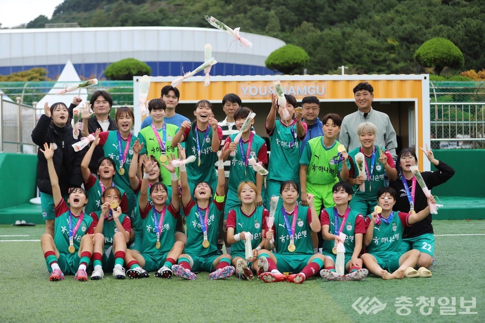 ▲ 금메달을 획득한 대덕대학교 여자축구부 선수들이 부산 백운포체육공원 경기장에서 꽃을 던지며 우승의 기쁨을 나누고 있다