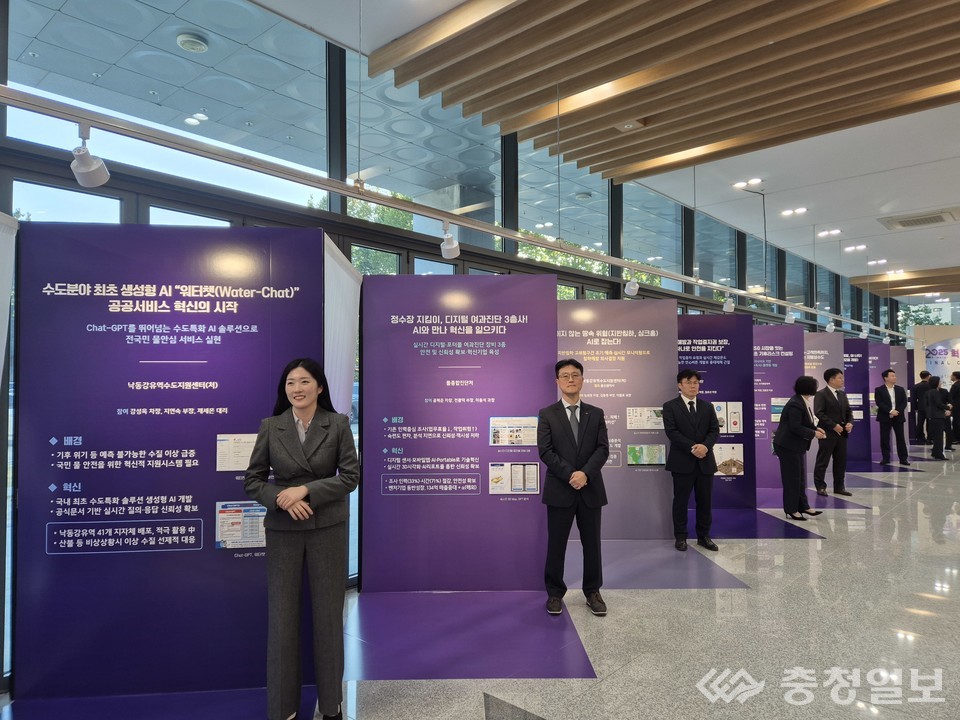 ▲ 대전 본사 세종관 로비에 마련된 ‘2025 혁신챌린지 전시존’에서 AI와 디지털 기술을 접목한 혁신 과제들이 소개되고 있다. 전시에는 생성형 AI 기반 ‘워터챗(Water-Chat)’ 등 수도 분야 최초의 공공서비스 혁신 사례가 함께 공개됐다
