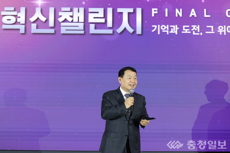 ▲ 윤석대 사장이 대상 수상작을 발표하고 있다