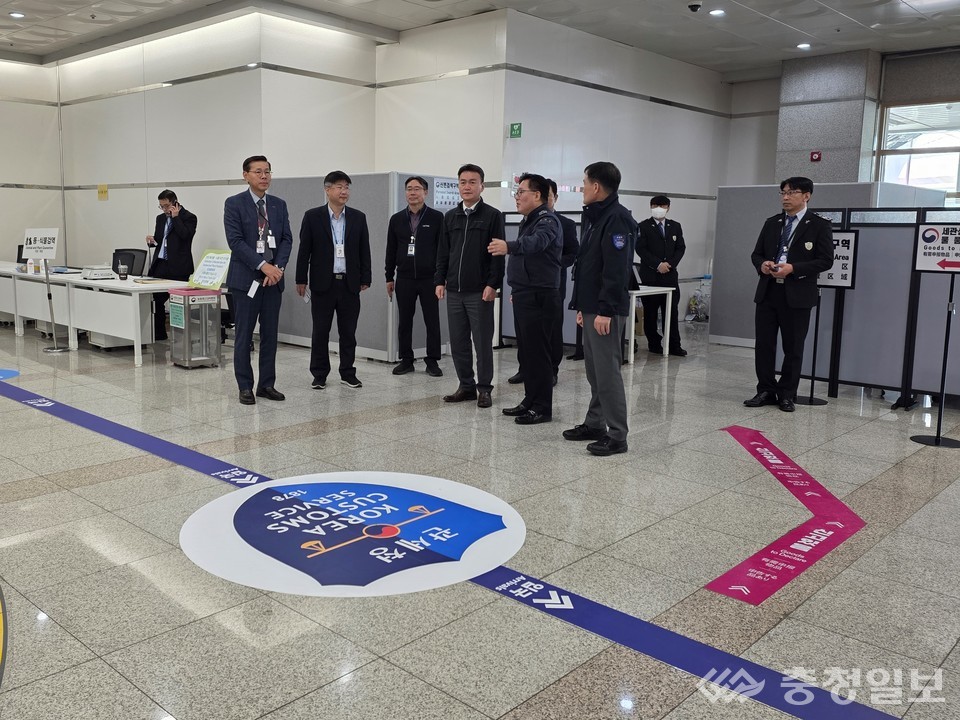 ▲ 이종욱 관세청 차장(왼쪽에서 네 번째)이 27일 포항경주공항을 방문해 2025 APEC 정상회의의 성공적 개최를 위한 최종 준비 상황을 점검하고 있다