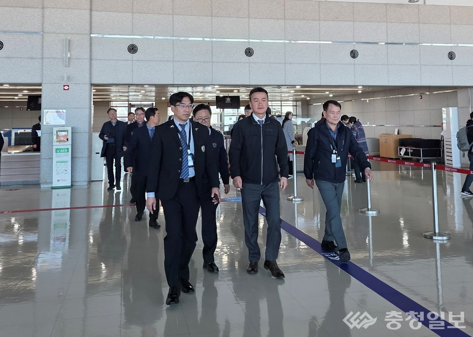 ▲ 이종욱 관세청 차장(가운데)이 27일 포항경주공항을 방문해 2025 APEC 정상회의의 성공적 개최를 위한 통관 및 보안 준비 상황을 점검하고 있다