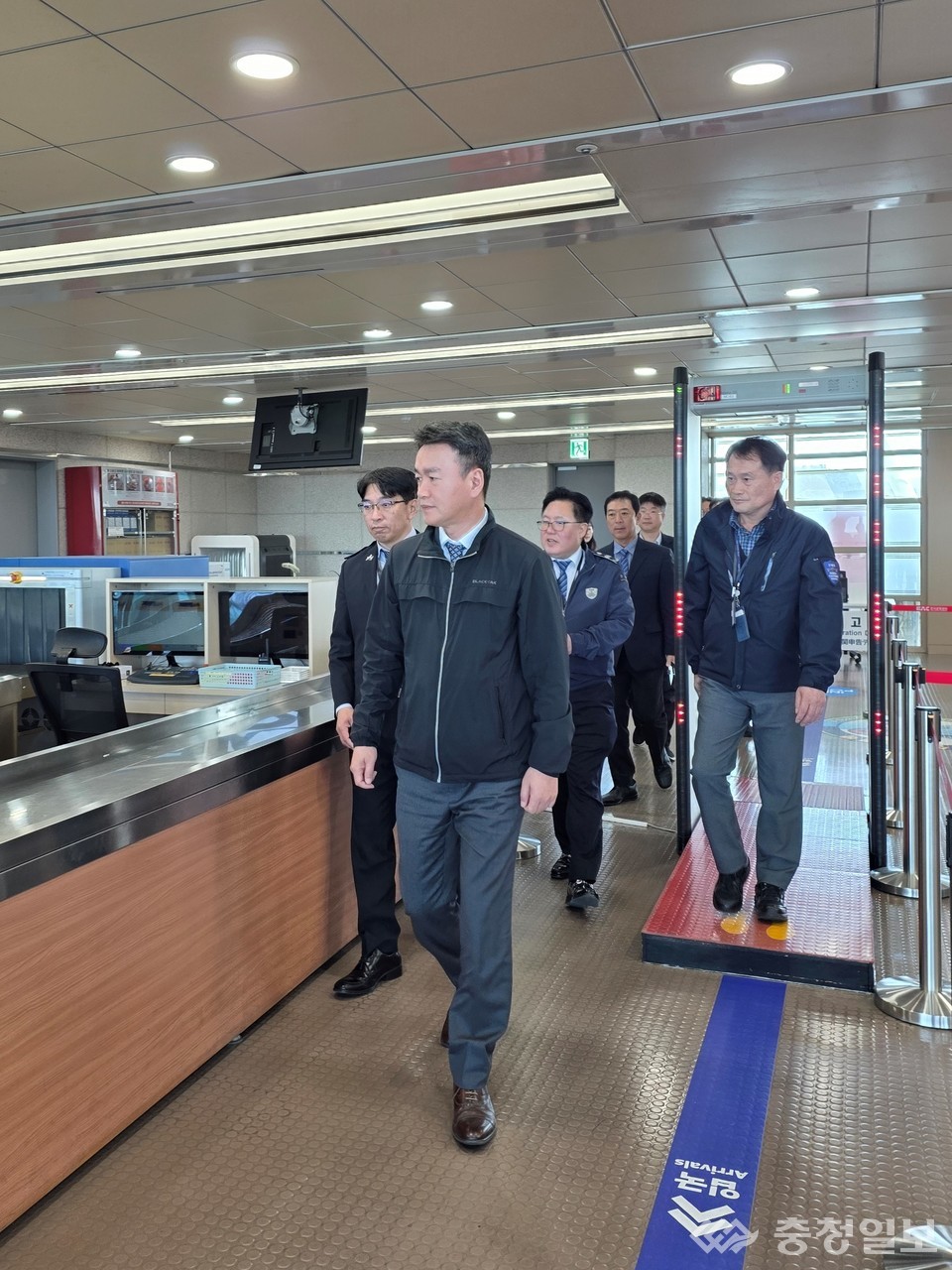 ▲ 이종욱 관세청 차장(맨앞)이 27일 포항경주공항을 방문해 2025 APEC 정상회의 대비 통관·보안 준비 상황을 점검하고 있다