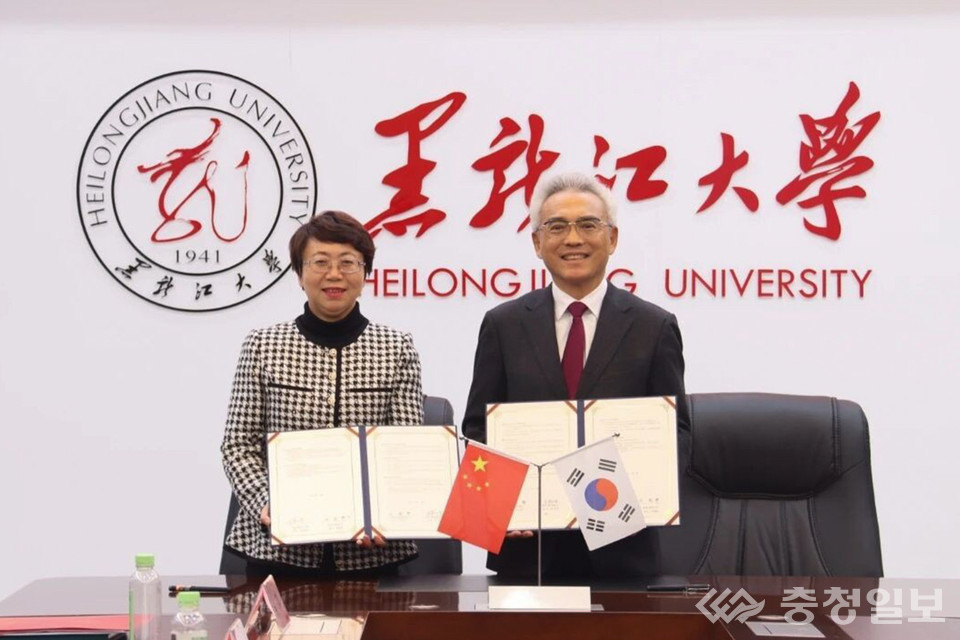 ▲ 지난 20일 중국 흑룡강대학교에서 이희학 총장(오른쪽)이 왕징보 총장과 교육협력 강화를 위한 협력을 체결하고 있다