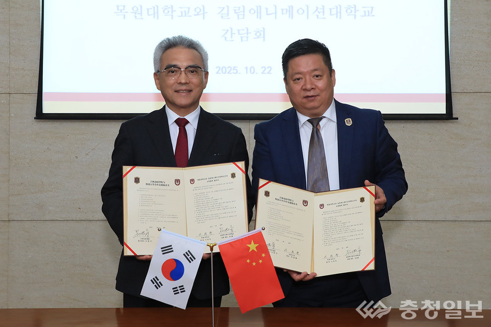 ▲ 지난 22일 중국 길림애니메이션학원에서 이희학 총장(왼쪽)이 유진화 집행총장과 교육협력 강화를 위한 협력을 체결하고 있다