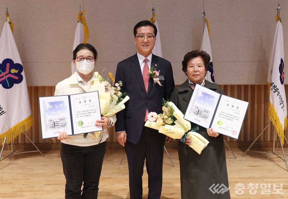 ▲ 조원휘 대전시의회 의장(가운데)이 유공 여성농업인에게 표창장을 수여하고 있다