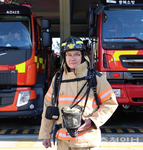 ▲ 사진=28일 유재목 충북도의회 부의장이 옥천소방서에서'일일소방체험'을 하고 있다.