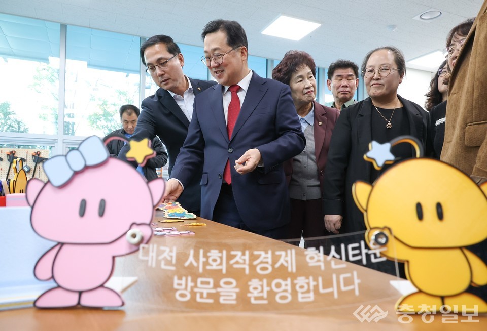 ▲ 이장우 대전시장(가운데 우측)과 박희조 동구청장이 29일 개관한 ‘대전사회적경제혁신타운’을 둘러보며 입주기업의 제품과 전시공간을 살펴보고 있다