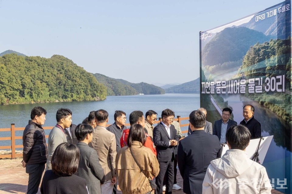 ▲ 최충규 대덕구청장(사진 가운데)과 관계자 및 대덕구 명예구청장, 주민들이 29일 미호동 산61번지 일원에서 ‘대청호 생태 탐방로 조성사업’ 사업대상지를 점검하고 있다