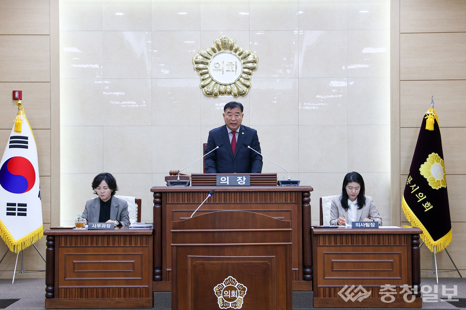 ▲ 계룡시의회 김범규 의장이 184회 임시회 2차 본회의를 주재하며 회의를 진행하고 있다. 이날 본회의에서는 23건의 안건이 심의·의결됐으며, 재정건전성 강화와 지역 현안에 대한 논의가 이어졌다