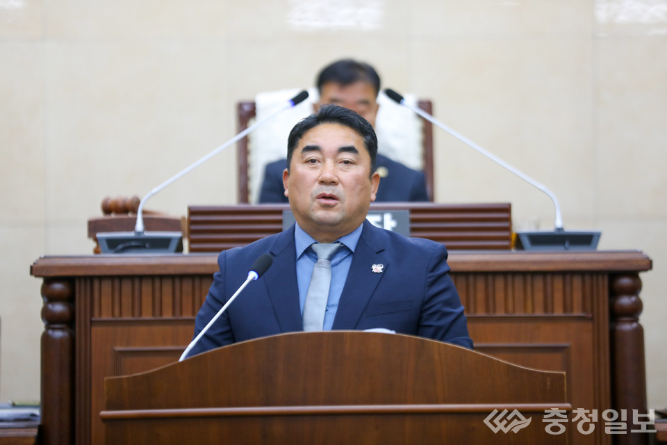 ▲ 계룡시의회 본회의장에서 이청환 의원이 5분 자유발언을 통해 재정건전성 확보의 필요성과 예산운용의 방향 전환을 촉구하고 있다. 사진=계룡시의회 제공