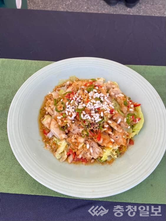 ▲ 중국요리팀이 선보인 요리 ‘유린기’. 바삭한 닭고기와 매콤한 소스, 고소한 튀밥 토핑의 조화가 돋보이며 현장을 찾은 시민들의 큰 호응을 얻었다