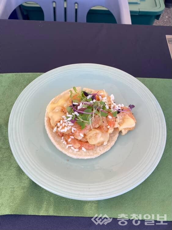 ▲ 중국요리팀이 선보인 메뉴 ‘크림새우’. 부드러운 크림소스와 탱글한 새우의 식감이 조화를 이루며 관람객들의 인기를 끌었다