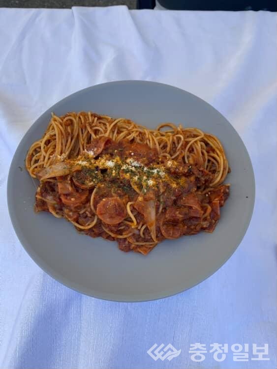 ▲ 이탈리아요리팀이 선보인 ‘라구 파스타’. 진한 토마토소스와 수제 면의 풍미가 어우러진 정통 이탈리아식 메뉴로 관람객들의 미각을 사로잡았다
