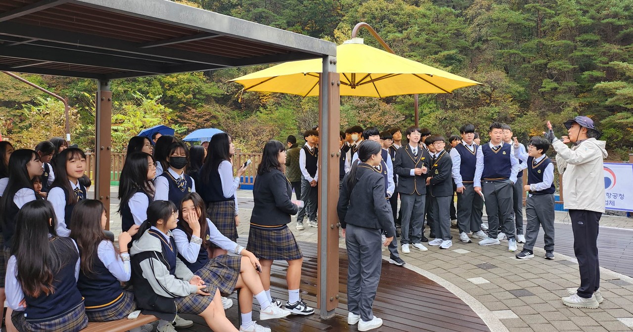 ▲ 유네스코 세계지질공원 단양을 찾아 해설사로부터 설명을 듣고 있는 학생 방문단. 사진=단양군제공