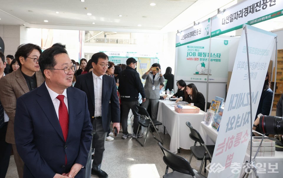 ▲ 이장우 대전시장이 ‘2025 하나 JOB 매칭 페스타 with 대전 중장년 채용박람회’ 현장을 찾아 구직자들과 참여 기업 부스를 둘러보고 있다. 이날 행사에는 21개 기업과 2000여 명의 시민이 참여해 구직 열기로 가득했다. 사진=대전시 제공