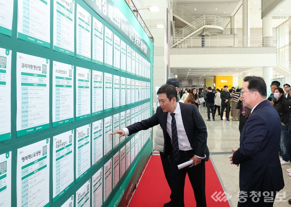 ▲ 이장우 대전시장(우측)이 ‘현장에서 구직게시판을 둘러보며 기업 채용정보를 살펴보고 있다