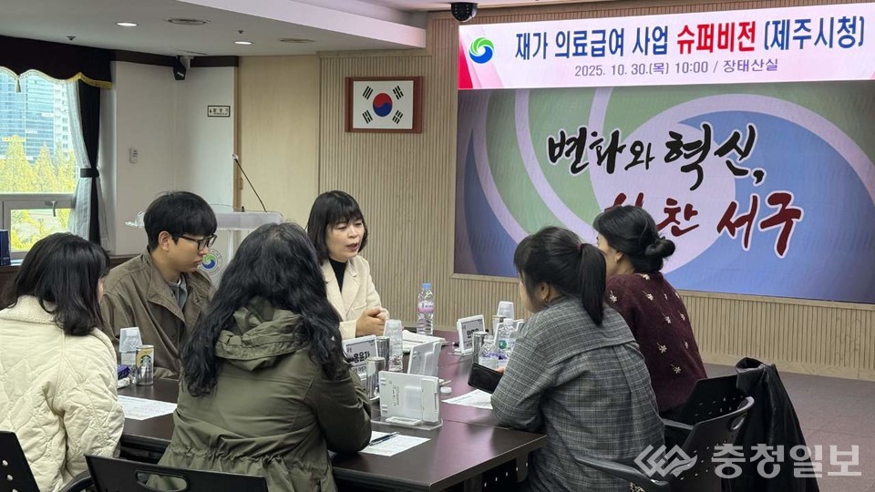 ▲ 서구 관계자가 제주시 공무원단에게 사업 운영 체계와 사례관리 방안을 설명하고 있다.